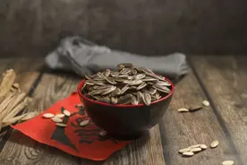 嗑瓜子等于喝油？这2种吃法伤害太大，看完快改图片