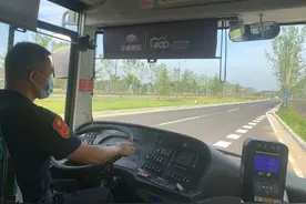 郑州现最治愈最孤独公交线路！往返60公里一路风景，一条线只有一辆车一名车长图片