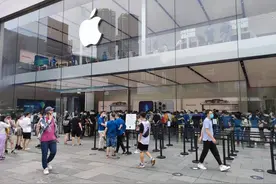 iPhone 13系列发售首日：成都直营店卖断货，“黄牛”最高加价千元收购图片