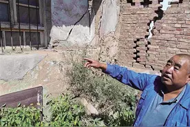 道路扩建施工 致两村民房屋塌陷裂缝 镇政府：征迁完毕后将进行维修图片