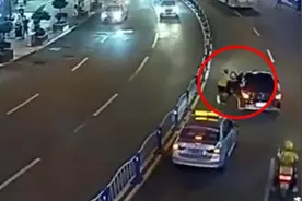 女司机忘拉手刹溜车，外卖员狂追百余米跳上车制动救下两孩子视频封面