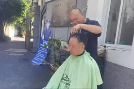 社区保安兼职“Tony老师”！居民：技术靠得牢还不收钞票，太赞了图片