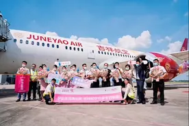 测评 | 机长能签名赠书，旅客有网红茶打包，吉祥这个飞长沙的航班为何这么嗨？图片