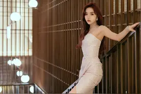 安崎贴身礼服秀好身材凹凸有致 美腿撩人展性感极致图片