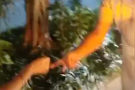 中秋刮蹭别人车，司机玩“石头剪刀布”定赔偿……场面太好笑图片