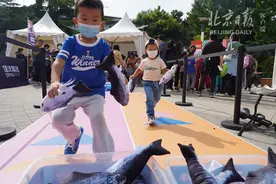 孩子化身小小挤奶工、织布员！“小小农民”体验丰收乐图片