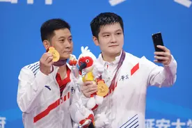 全运乒乓大结局！樊振东横扫“黑马”刘丁硕，首夺全运会男单冠军图片