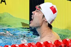 全运会｜游泳男子50米自由泳余贺新夺冠图片