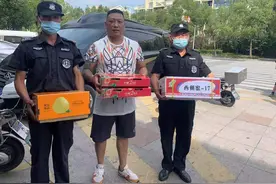 收留一个找回一个！热心保安助迷路又走散孪生兄弟与父亲团聚图片