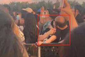 高校领导当众亲吻妙龄女子？！警方介入图片