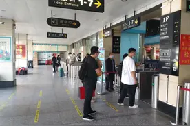 今年十一，郑州投入2500台大巴保障假期出行，热点线路设专门候车区图片