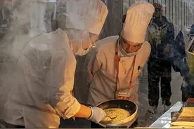 这里有一场烤羊肉串比赛，刀工、色香味、每串重量都是考点图片