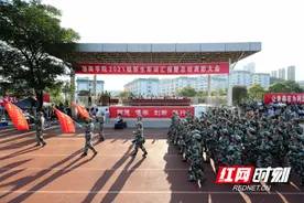 用一抹爱国红点亮新生军训图片