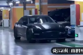 “真的好生气！”奥迪女车主一个错误，遭保时捷男车主愤怒回击！看到这幕她慌了图片