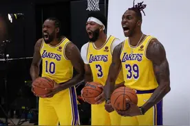 湖人三大内线合影：浓眉小乔丹霍华德怒吼图片