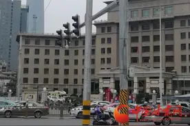 兰州开展拆除废弃线缆杆行动 消除城市“拦路虎”图片
