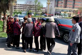 河南郸城多名老人拦婚车讨红包，亲历者：往返拦了两次，新郎很生气图片