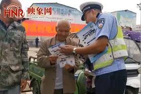 漯河交警为农村群众“零距离”服务 开展电动车免费上牌业务图片
