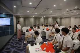 5G全息智慧教室里，英语老师讲起海洋强国的故事，为学生厚植家国情怀图片