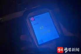 担心妻子疲劳驾驶，丈夫酒后来“代驾”图片