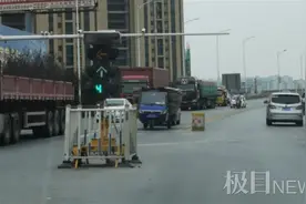 天仙一级公路临时红绿灯长期“站岗”，深夜大货车强闯安全隐患大图片