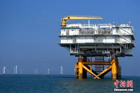 福州：供电部门为海上升压站进行带电检测 确保风电送出安全图片