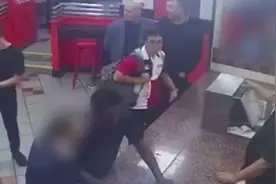 英国男子点餐不付费 被要求离开后用凳子砸老板图片