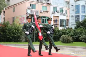 升国旗，奏国歌！祝福祖国，生日快乐！图片