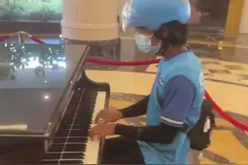 涉事咖啡店回应“外卖小哥弹钢琴”：瞬间被治愈，不存在炒作图片