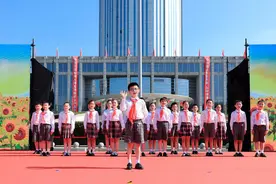 建功引领区，青春有我，奋斗有我！迎着国旗，这群浦东青少年庄严宣誓图片