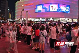 迎国庆：长沙万人“同屏”互动 五一广场LED大屏送祝福图片