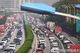 陕西多条高速车流量大 兵马俑专线单车道通行图片