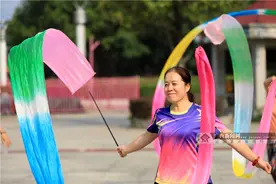 特别的庆祝方式！柳州融安群众舞动彩带庆国庆图片