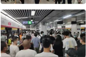 9200辆车去往西湖，断桥每分钟100多人次！“钉子户”“大白”民警说：明后天才是大头！这些景区也是游客如织图片