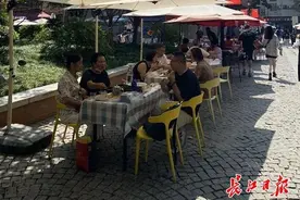 国庆长假第一天满满人气，武汉餐饮业生意火爆图片