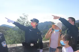 八达岭长城国庆首日迎客1.3万余人，女子警队为游客排忧解难图片