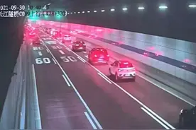 长江隧桥车流量高出平时三倍 上海警方全力疏导管控图片