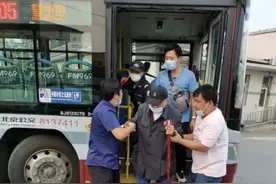 真悬！要不是公交司机回头看一眼，九旬老人没准儿就走丢了图片