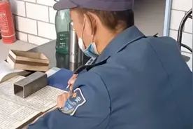 工地保安大爷抄写针灸书 字迹工整如印刷体！网友：最强“扫地僧”图片