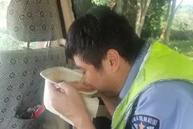 朋友圈这张“偷拍”照让人心疼，一碗泡面是他国庆值勤的生日面图片