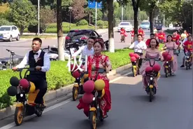 90后新人践行绿色低碳理念，30台共享单车“低碳娶亲”图片