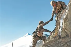 跋山涉水 巡守边界——新疆喀什军分区维一勒麻边防连官兵巡逻执勤影像图片