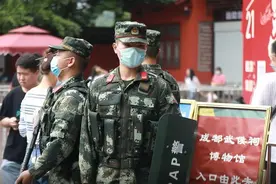 “十一”黄金周四川景区人气火爆，武警官兵坚守一线，守护游客出行平安图片
