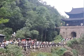 国庆期间 剑门关景区游人如织 零距离感受千年古蜀道韵味图片