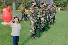 母亲教5岁女儿向景区执勤武警敬礼，得到回礼后女孩蹦蹦跳跳开心离开图片