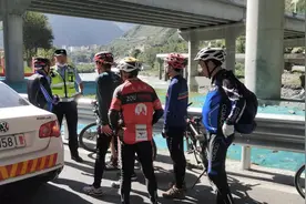 惊险！7人自行车队竟在高速公路骑行穿梭 幸被交警及时发现图片