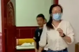 新娘护士凌晨下班赶回家化妆 摄影师：你是“抽空”结婚啊图片