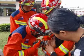 舌尖上的救援！玉溪女孩喝水时舌头被卡瓶口…图片