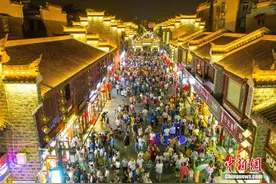 湖北襄阳古城夜色迷人游客如织图片