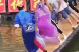 “网红桥”断裂，十余人落水！这些知识你要了解图片